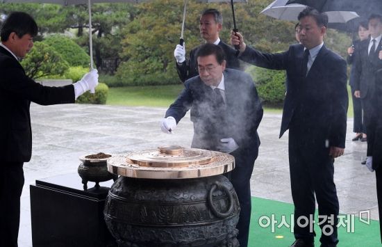 [포토] 현충탑 분향하는 박원순
