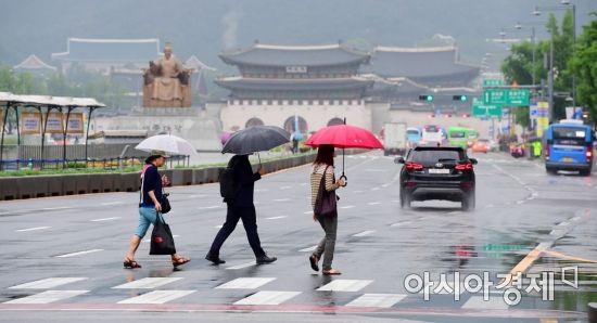 비가 내린 14일 서울 종로구 광화문 네거리에서 우산을 쓴 시민들이 발걸음을 재촉하고 있다. 기상청은 북쪽에서 다가온 강한 비구름이 중서부 지방 하늘을 뒤덮으며 오늘 오후까지 천둥과 번개를 동반한 요란한 비가 쏟아질 것으로 예보했다. /문호남 기자 munonam@