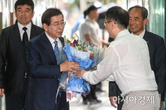 [포토] 직원에게 꽃다발 전달 받는 박원순 서울시장