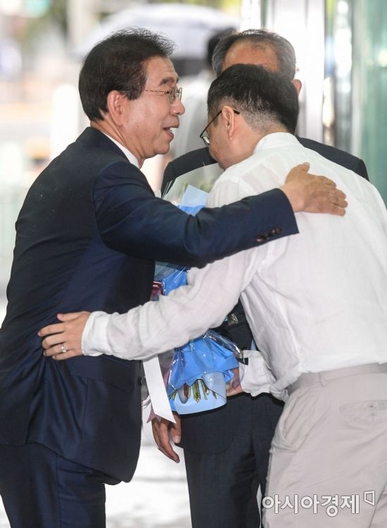 [포토] 직원과 포옹하는 박원순 서울시장