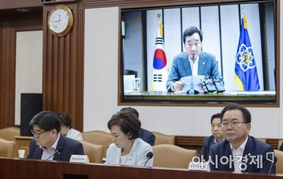 [포토] 세종-서울 영상회의 주재하는 이낙연 총리