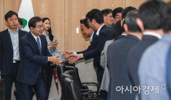 [포토]서울시청 실국장들과 악수하는 박원순 시장