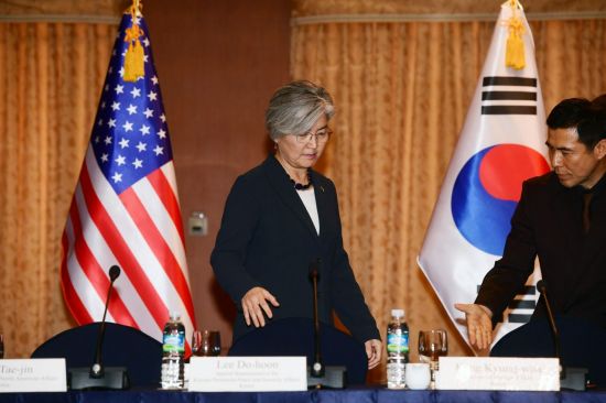 [포토]한미일 외교장관 회담 참석하는 강경화 장관