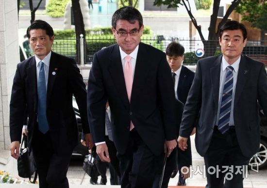 [포토]고노 다로, 한미일 외교장관 회담장으로