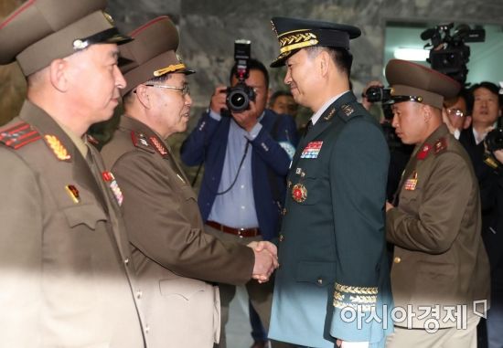 [포토] 악수하는 김도균 남측 대표와 안익산 북측 대표
