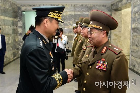 [포토] 악수하는 남북 군사회담 대표들