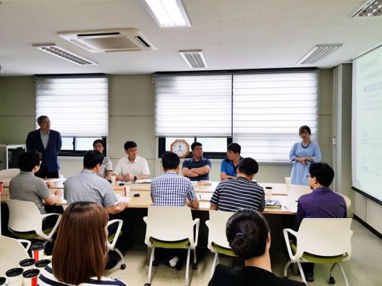 한밭대 창업보육센터 관계자들이 입주기업과 간담회를 갖고 있다. 한밭대 제공