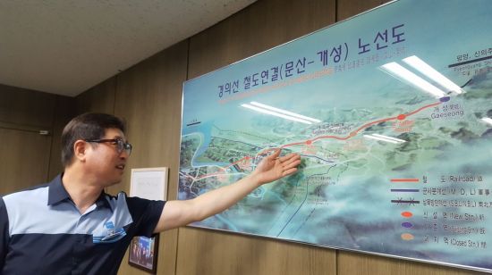 박관수 도라산역 부역장이 문산에서 개성까지 연결된 경의선 철도 노선도를 설명하고 있다.