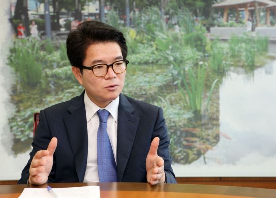 정원오 성동구청장 재선 고지 달성...거취 주목