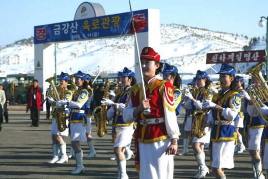 2003년 2월 북한 금강산 문화회관에서 열린 '금강산 육로관광 기념행사'에서 북한 고적대가 경쾌한 반주로 분단 반세기만에 이어진 남북간 육로 관광을 축하하고 있다.