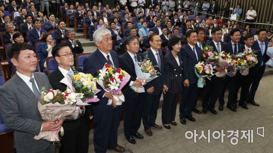 [포토] 꽃다발 받은 재보궐선거 당선인