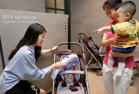 [포토]"살균 처리한 유모차 빌려가세요"
