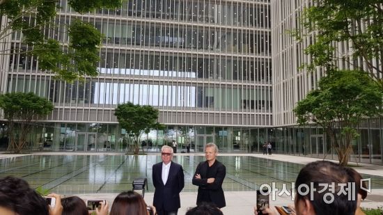 아모레퍼시픽그룹 신본사 5층 정원에서 건축가 데이비드 치퍼필드(왼쪽)이 건물 설명을 하고 있다.