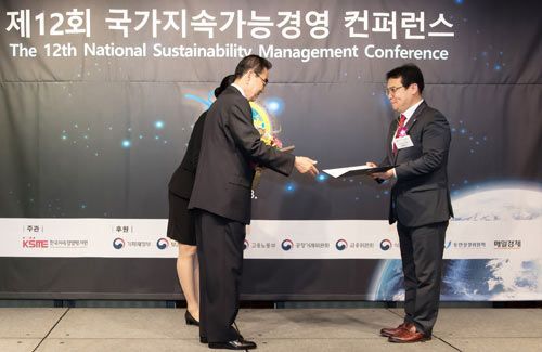 DK도시개발의 김효종 상무가 「국가지속가능경영 대상」 보건복지부 장관상을 수상 중이다.