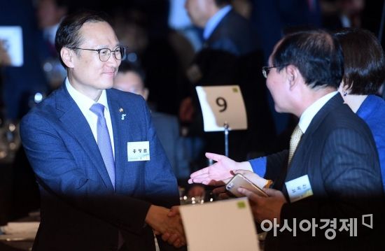 [포토] 참석자들과 인사하는 홍영표 의원