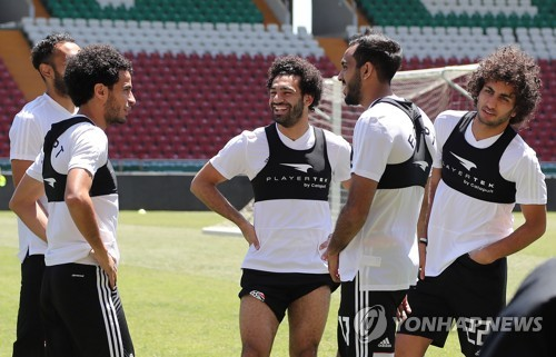 이집트 축구대표팀의 무함마드 살라흐(가운데)가 훈련 도중 팀동료와 이야기를 나누고 있는 모습.사진=연합뉴스