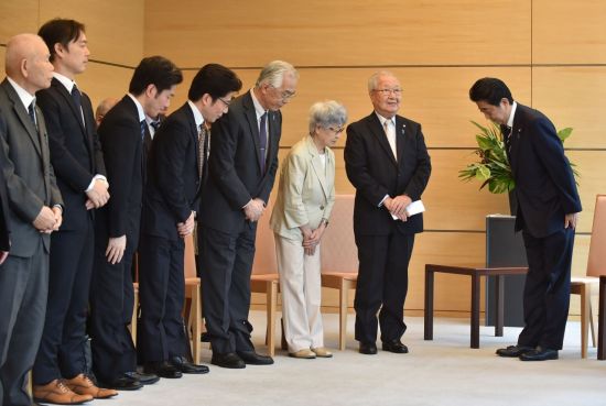 14일(현지시간) 아베 신조 일본 총리가 관저에서 북한에 의한 일본인 납치피해자 가족들을 만나고 있다. [이미지출처=EPA연합뉴스]