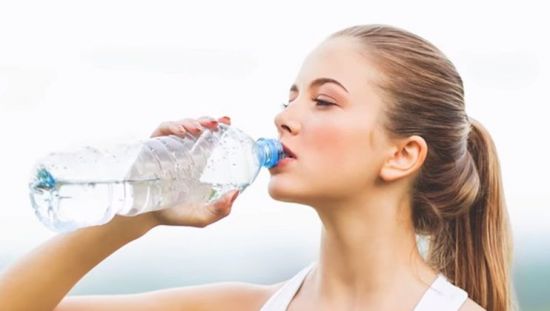 물은 많이 마실수록 좋습니다. 보통 몸밖으로 배출하는 수분보다 섭취하는 수분량이 적기 때문입니다.[사진=유튜브 화면캡처]