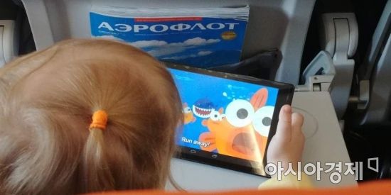 '핑크퐁과 상어가족' 뮤직비디오를 보고 있는 러시아 여자 아이 [사진=김형민 기자]