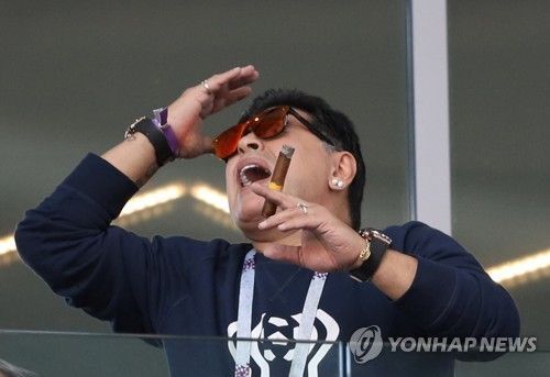 ‘축구 영웅’ 마라도나, 한국 팬 향해 동양인 비하 행위