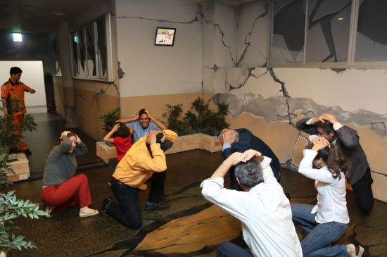 지난 15일 소방청이 서울 보라매공원 안전체험관에서 주최한 주한 외교 사절 소방 안전 체험에 참가한 이들이 대피 훈련을 하고 있다. 사진제공=소방청