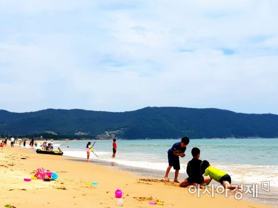 [포토] 명사십리 해수욕장, 때이른 물놀이