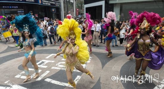 [포토] 롯데월드, 삼바축제 시작을 알리는 삼바 공연