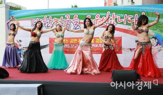 [포토] ‘화이팅 넘치는 밸리댄서처럼’ 대한민국 대표팀도 화이팅!