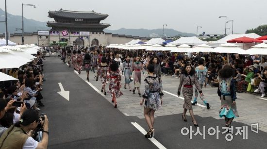 [포토] 오늘은 세종대로가 런웨이