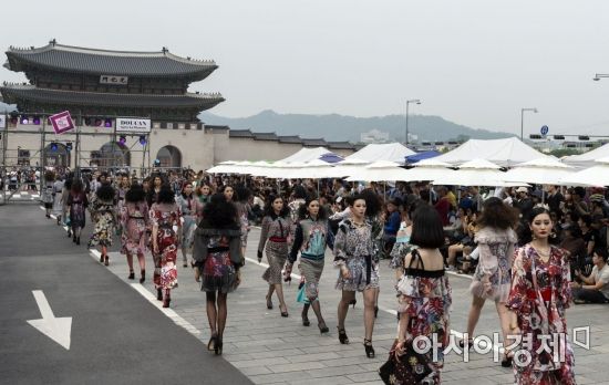 [포토] 런웨이로 변신한 세종대로