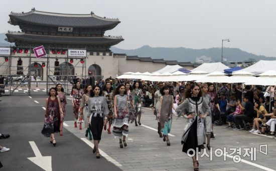 [포토] 가장 서울스런 거리 패션쇼