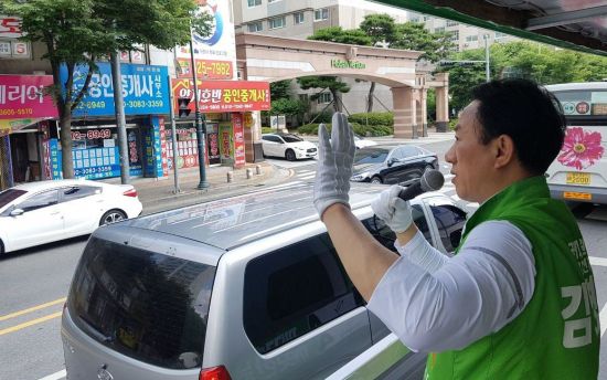 국회의원 낙선한 후보 “울고싶어라” 노래에 ‘눈물 훔친 경로당 할머니들’