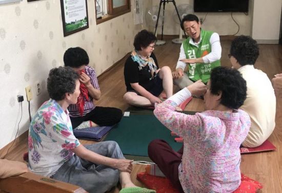 국회의원 낙선한 후보 “울고싶어라” 노래에 ‘눈물 훔친 경로당 할머니들’