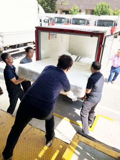 지난 16일 광주우편집중국 직원들이 광주 시내와 인근 지역 우체국에서 수거해 온 매트리스를 대형 운송차량에 옮겨 싣기 위해 하차작업을 하고 있다. 사진=전남지방우정청