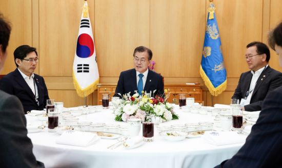 [리얼미터 조사] 지방선거 승리에…靑·與 지지율 동반상승