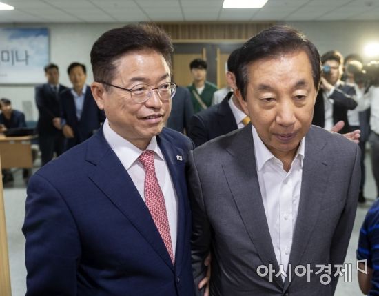 [포토] 이철우 당선인 만나는 김성태 대표대행