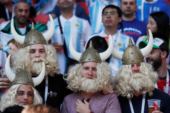 지난 16일(현지시간) 러시아 모스크바의 스파르타크스타디움에서 아르헨티나와 아이슬란드의 2018 러시아 월드컵 D조 1경기가 열리기 전 아이슬란드 관중이 바이킹으로 분한 채 서 있다(사진=로이터연합뉴스).