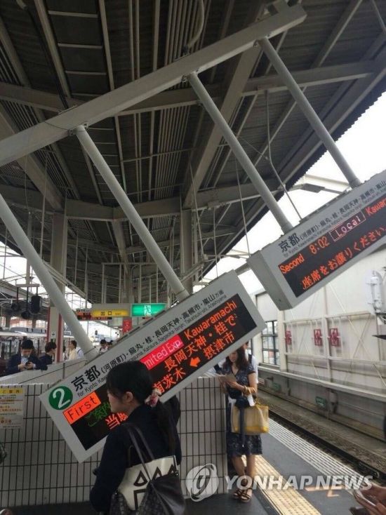 일본 오사카 지진에 망가진 역 안내판…일본 오사카(大阪)를 비롯한 긴키(近畿) 지역에 규모 6.1의 지진이 발생한 가운데 이 지역 한 철도역의 안내판 일부가 떨어져 위험하게 공중에 매달려 있다.(사진=연합뉴스)