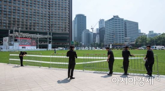 [포토] 서울광장 잔디에 마련된 월드컵 응원 무대