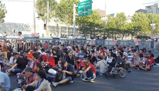 18일 한국 축구 대표팀의 월드컵 첫 경기가 열리는 가운데, 거리 응원이 열리는 영동대로는 경기를 2시간여 앞두고 응원하는 팬들이 몰려들기 시작했다. (사진=이승진 기자)