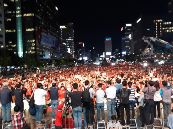 서울 종로구에 위치한 광화문 광장에서 붉은 악마들의 응원이 이어지고 있다. 사진=김성현 인턴기자 sh0416hyun@asiae.co.kr