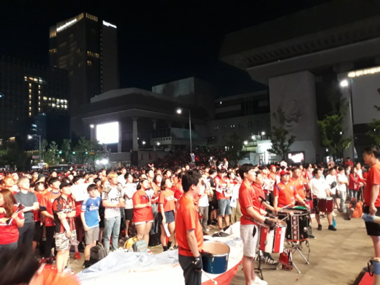 서울 종로구에 위치한 광화문 광장에서 붉은 악마들의 응원이 이어지고 있다. 사진=김성현 인턴기자 sh0416hyun@asiae.co.kr