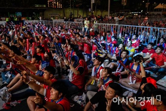 [포토] 열띤 응원 펼치는 한국 응원단