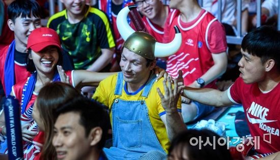 2018 러시아월드컵 F조 대한민국과 스웨덴 경기가 진행되고 있는 18일 서울 강남구 영동대로에서 스웨덴 응원단이 붉은악마 사이에서 응원하고 있다./강진형 기자aymsdream@