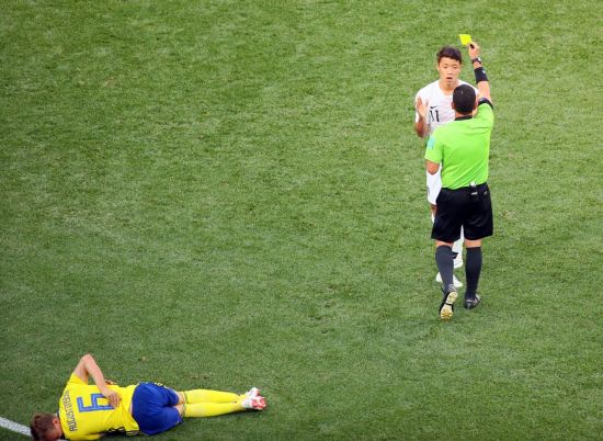 [한국-스웨덴] 윙인데 아래까지 내려와 협력, 철벽수비 위한 황희찬의 헌신