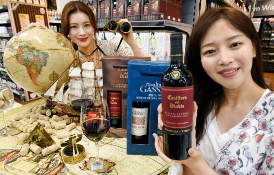모델들이 19일 서울 등촌동 홈플러스 강서점에서 ‘와인 디스커버리’ 시리즈를 선보이고 있다