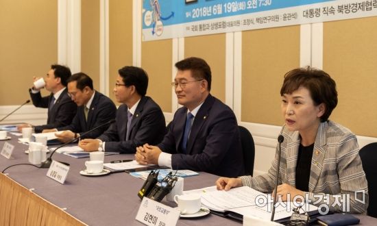 [포토] 김현미 장관, 남북교통인프라 연결 추진 토론회 참석