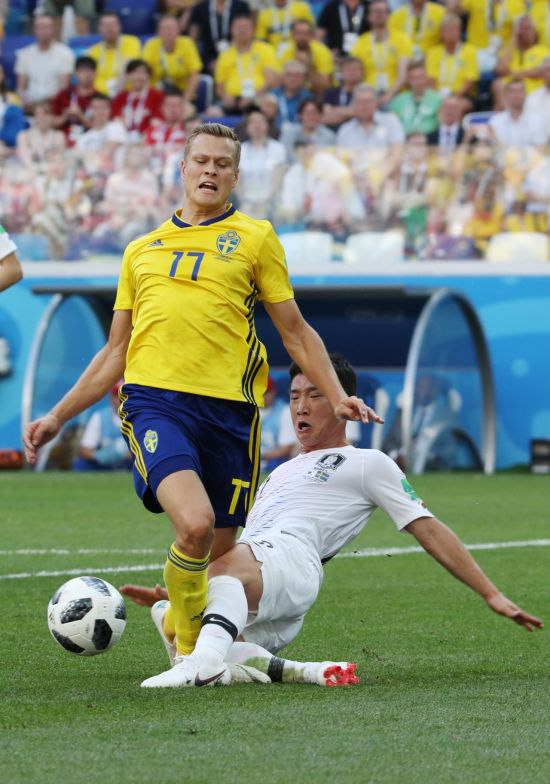 18일(현지시간) 러시아 니즈니 노브고로드 스타디움에서 열린 2018 러시아 월드컵 F조 대한민국과 스웨덴의 경기에서 한국 김민우가 태클하는 장면. 주심은 경기 속행 이후 한국팀이 공격으로 전환한 뒤 갑자기 경기를 중단시키고 비디오판독(VAR)을 요청, 김민우의 반칙을 선언하고 스웨덴의 패널티킥을 판정해 논란이 일었다.(사진=연합뉴스)