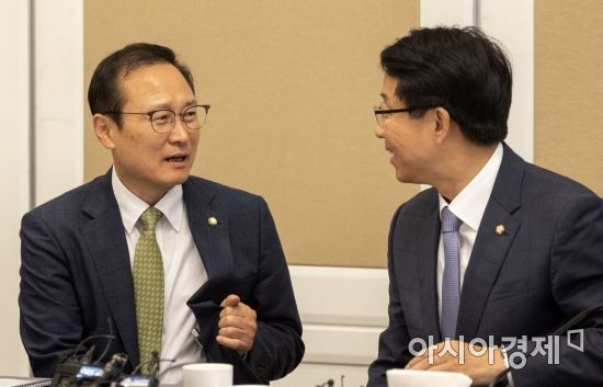 [포토] 이야기 나누는 홍영표 원내대표-조정식 위원장