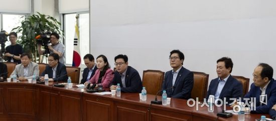 김성원 자유한국당 의원이 19일 국회에서 열린 초선의원 모임에서 발언을 하고 있다./윤동주 기자 doso7@